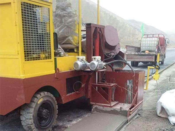 路緣石滑模機(jī)